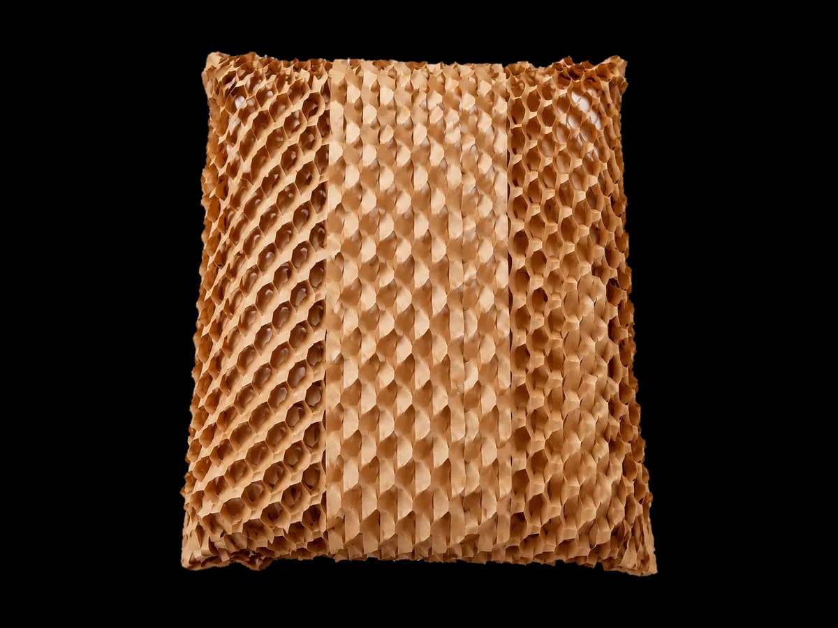 কোণায় হানিকম্ব কাগজ বসানো হচ্ছে · Honeycomb paper placed at the corners